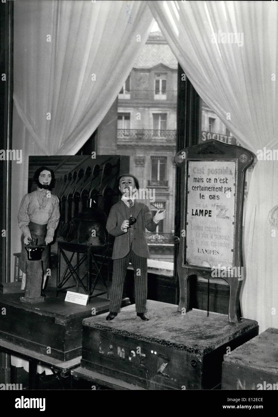 Le 20 décembre 2011 - automatise l'Temdine de leur temps - pour celebrer le centenaire du quartier de l'Opéra, une exposition intitulee ''Un Siecle D'automatise'' Setient ACTUELLEMENT A L'Opéra de Paris Dans la Galerie des glaciers. Le NPM A Gauche, La Forge : Un forgeron Montre commenter Forgeait Une a une Les cames de Resoir vers 1914. Automatiser publicitaire. une droite. Banque D'Images