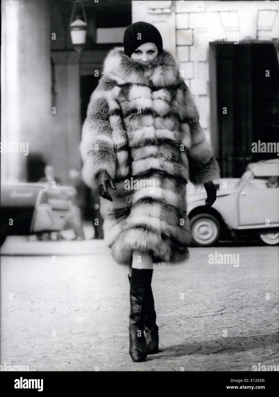 Le 20 décembre 2011 - Collections Automne-hiver 1964/65 - OPS :- un manteau Double-Breasted en argent, noir et blanc avec Fox russet lignes formant, à mesure qu'un plaid. Créé par le fourreur. CHOMBERIT Banque D'Images