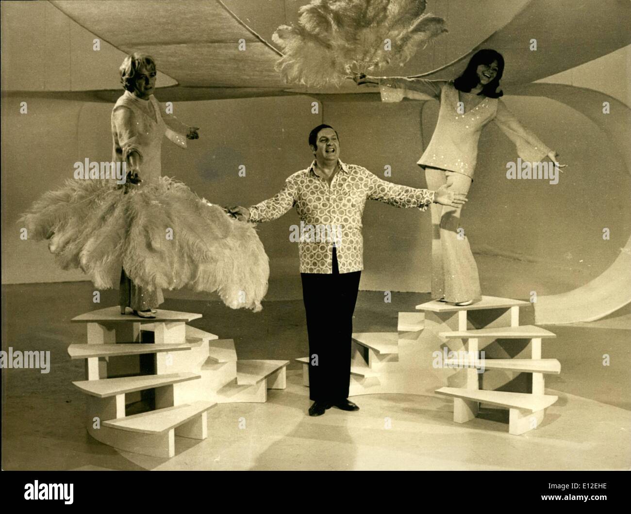 16 déc., 2011 - La ''Amis'' Retour à la télévision française. Un nouveau programme de la ''Amis'' Series, avec les étoiles principales Jacques Charron, Sophie Desmart et Jacqueline Maillan est produit à l'monent dans les studios de O.R.T.F. OPS Jacques Charron dirige Jacqueine Maillan (keft) et Sophie Desmart dans une danse de routine. Banque D'Images