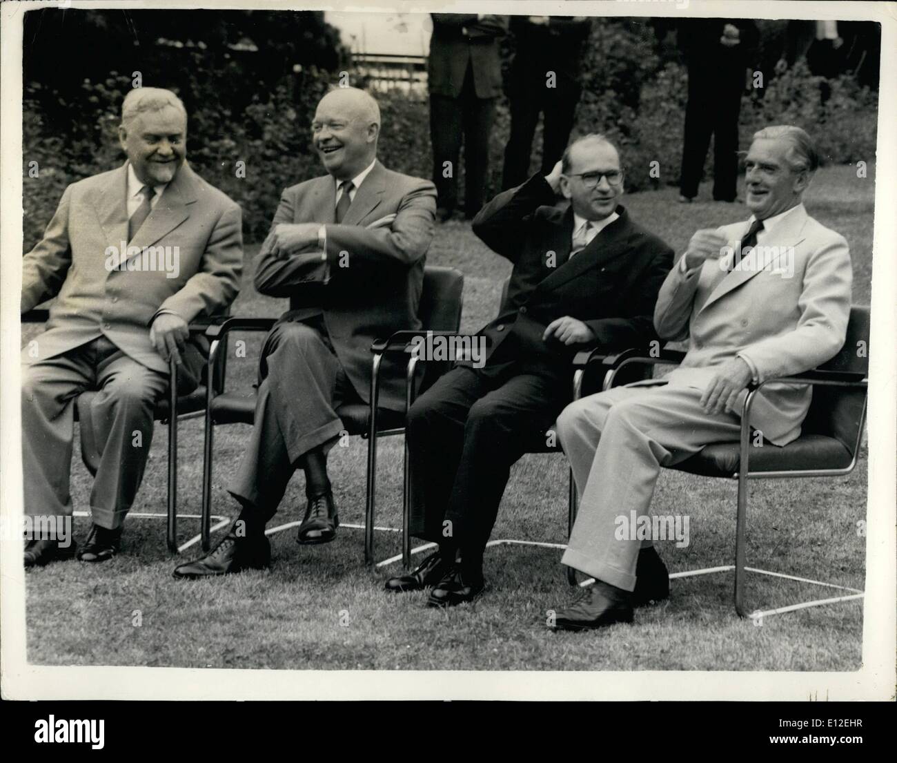 Le 16 décembre 2011 - Des études des grands quatre tandis que le service dans la région de Geneve Photo montre- Le Friendly Atmosphers à Genève en bonne humeur est maréchal Boulganine, le président Eisenhower, M. Faure et Sir Anthony Eden, vu qu'ils posent pour les photograpers dans le parc du Palais des Nations, à Genève. Banque D'Images