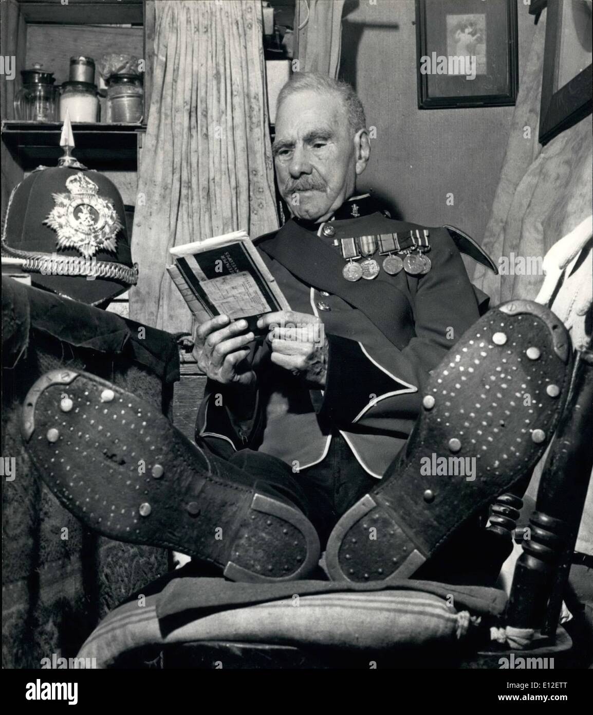 21 décembre 2011 - un vieux soldat - avec ses pieds. Dans ses bottes militaires âgé de 50 ans, vieux Tom Mitten obtient ses pieds du sol lorsqu'il revient d'une de ses visites régulières aux unités voisines de voir ses jeunes amis et rester en contact avec l'armée d'aujourd'hui. Banque D'Images