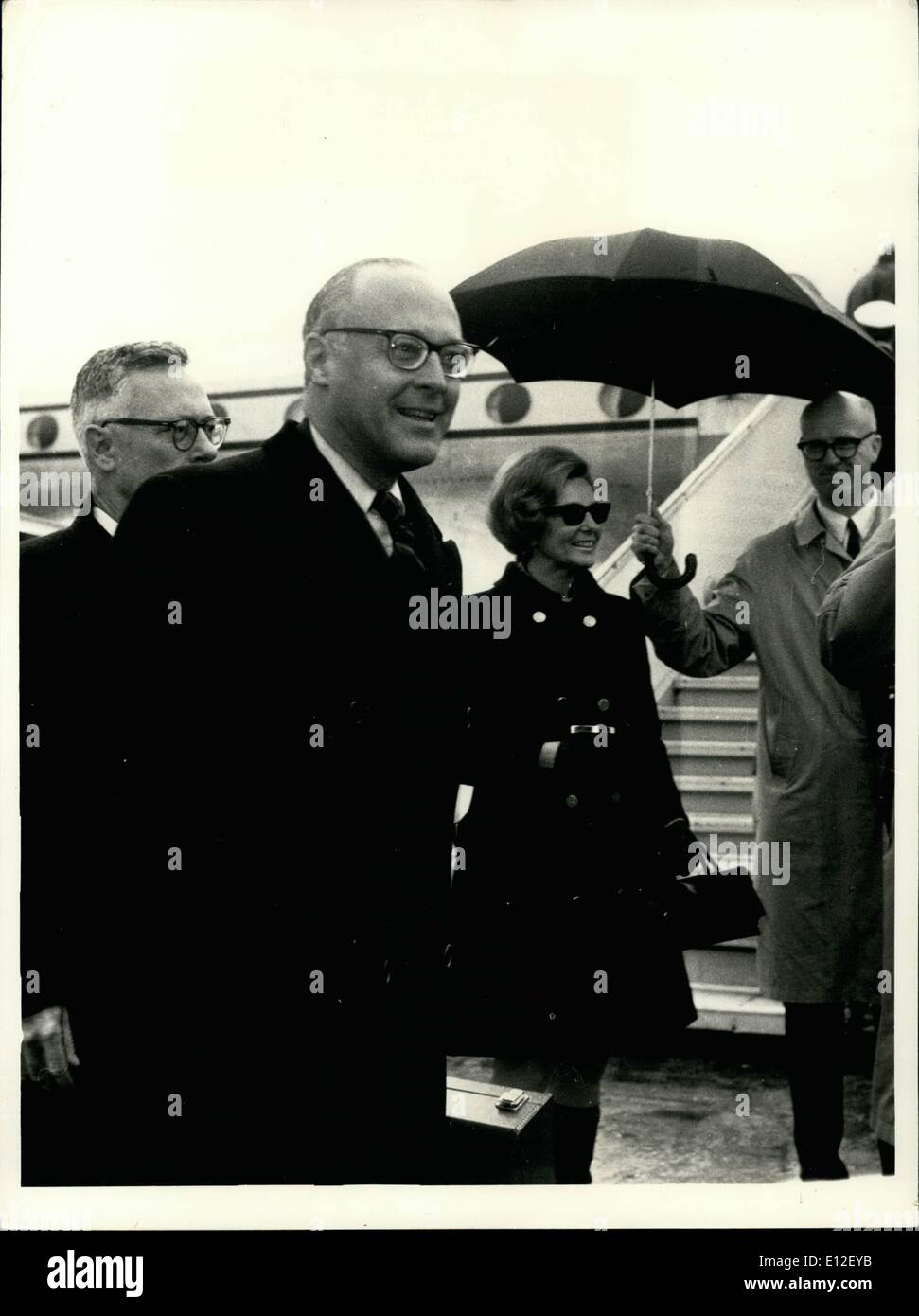 21 décembre 2011 - L'ambassadeur américain arrive à Istanbul dans le cadre des mesures de sécurité... Istanbul (THA)-- L'ambassadeur des États-Unis à Ankara, Robert W. Komer, dont la voiture a été brûlée par les étudiants il y a une semaine à un campus de l'Université technique du Moyen-Orient, comme il était en train de déjeuner avec le recteur, est arrivé à Istanbul le 16 janvier, dans le cadre de strictes mesures de sécurité prises par l'ensemble de la force de police anti-émeute ici. Environ deux cents, la police anti-émeute Istanbul casqué blanc a pris position autour de l'aéroport d'Istanbul Ataturk Yesilkoy, heures avant l'arrivée de Komer, pour empêcher toute manifestation d'étudiants Banque D'Images