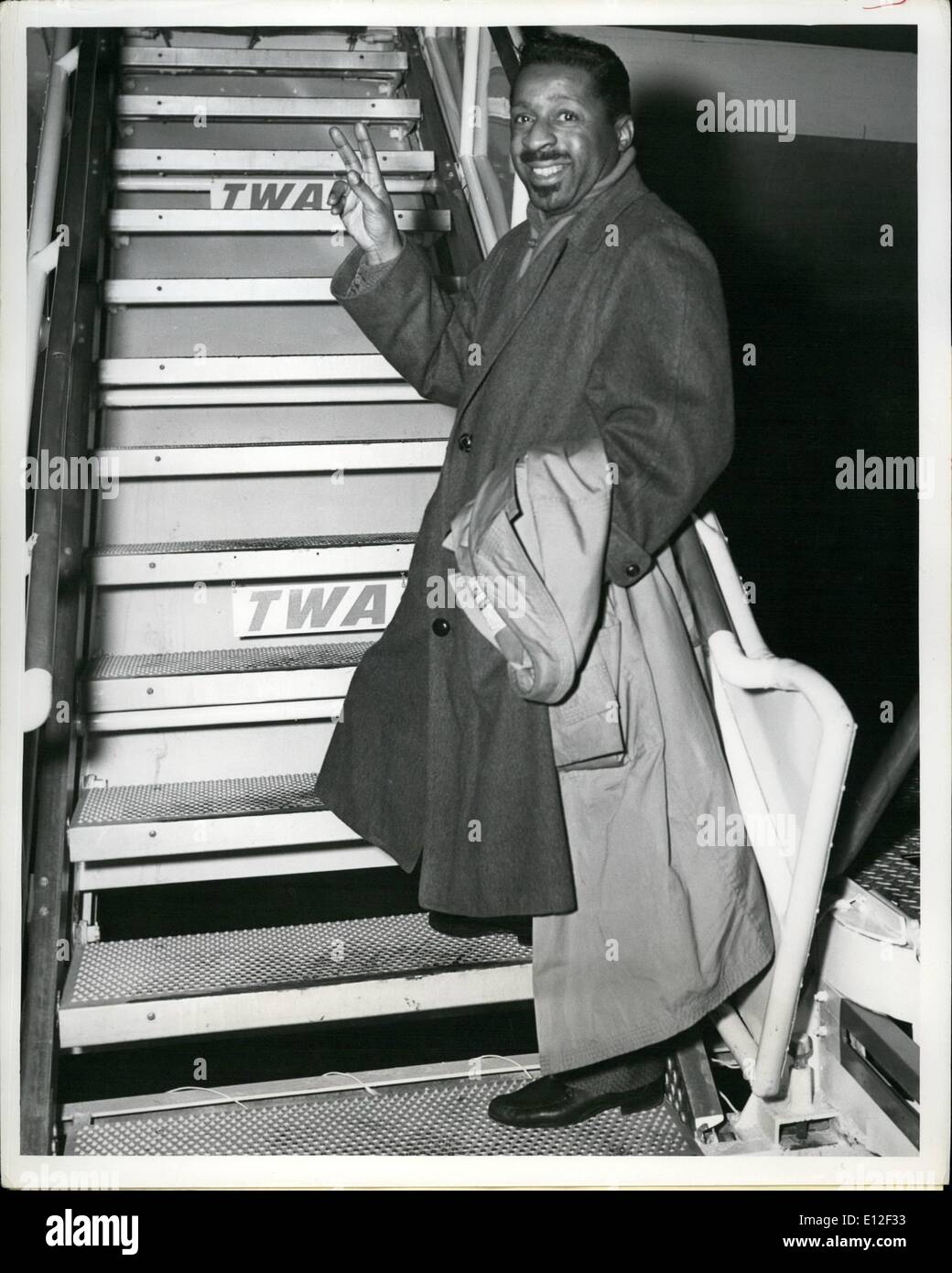 21 décembre 2011 - Idle-field Airport, NEW YORK, le 11 décembre : le pianiste de jazz Erroll Garner a sa photo avant de monter dans l'un non-stop de TWA jetsream vol pour Paris sa première tournée de concerts d'Europe. Son engagement initial aura lieu le 5 décembre à l'Olympia à Paris pendant trois semaines. Garner, qui resteront à bord jusqu'au milieu de janvier, recevra un ''Grand Prix du Disque'' trophée dans Paris pour son dernier album Columbia. Banque D'Images