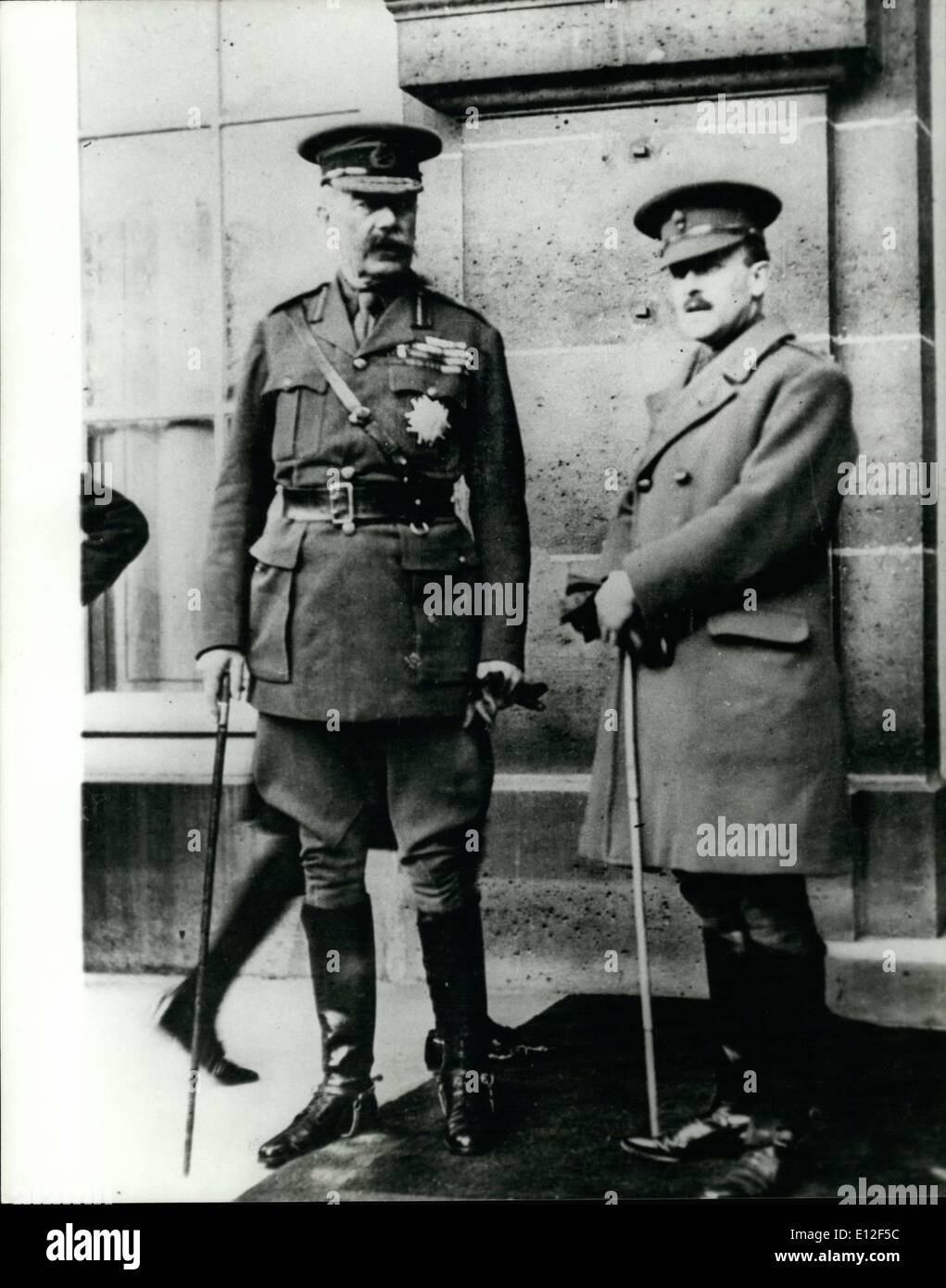 21 décembre 2011 - Kitchener au War Office : Lord Kitchener (à gauche) est ici vu à l'extérieur du bureau de la guerre avec un officier. Banque D'Images