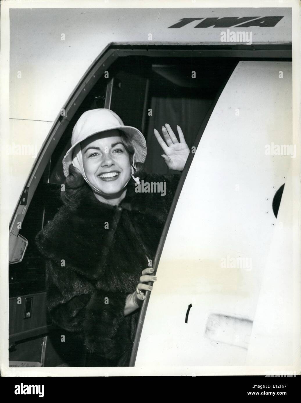 21 décembre 2011 - L'aéroport Idlewild, N.Y. : Lonely star écran Terry Moore, le port d'un agent d'Rainhat TWA, offre une vague de bonne humeur à son arrivée à bord d'un Jetstream TWA de Los Angeles. Manquez plus sera avec nous pendant cinq jours à la recherche dans des scripts pour un éventuel spectacle à Broadway. Banque D'Images