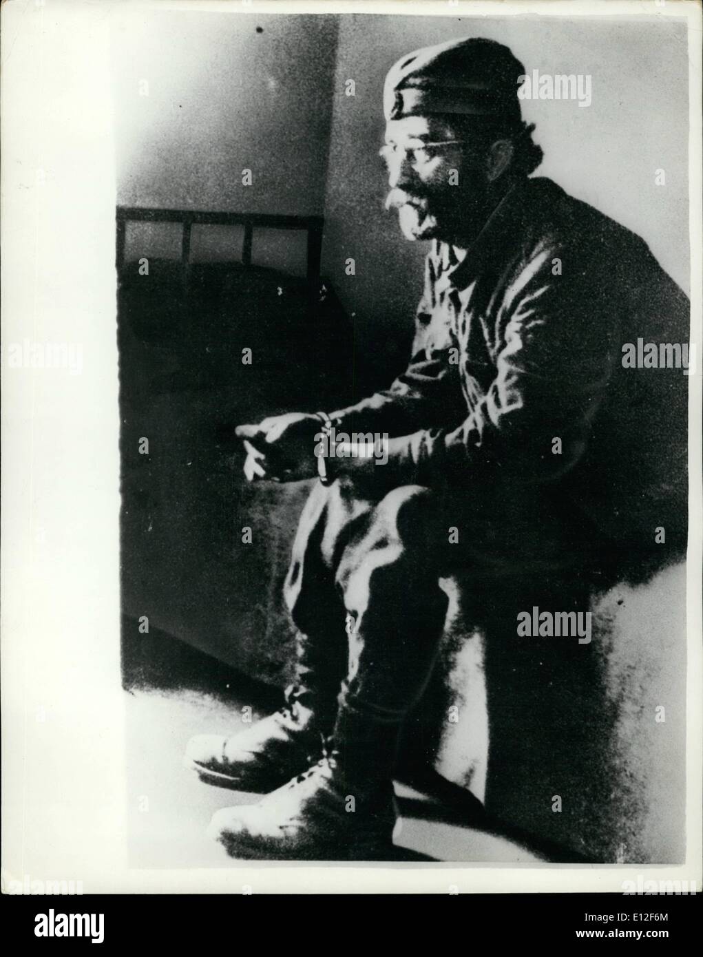 21 décembre 2011 - Procès des Tchetniks yougoslave général Drazha Leader Photo montre Mihailovic, le chef de guerre Chetnik et ancien ministre de la guerre, représenté dans sa cellule comme il attendait procès peu après sa capture par les troupes de Tito. Banque D'Images