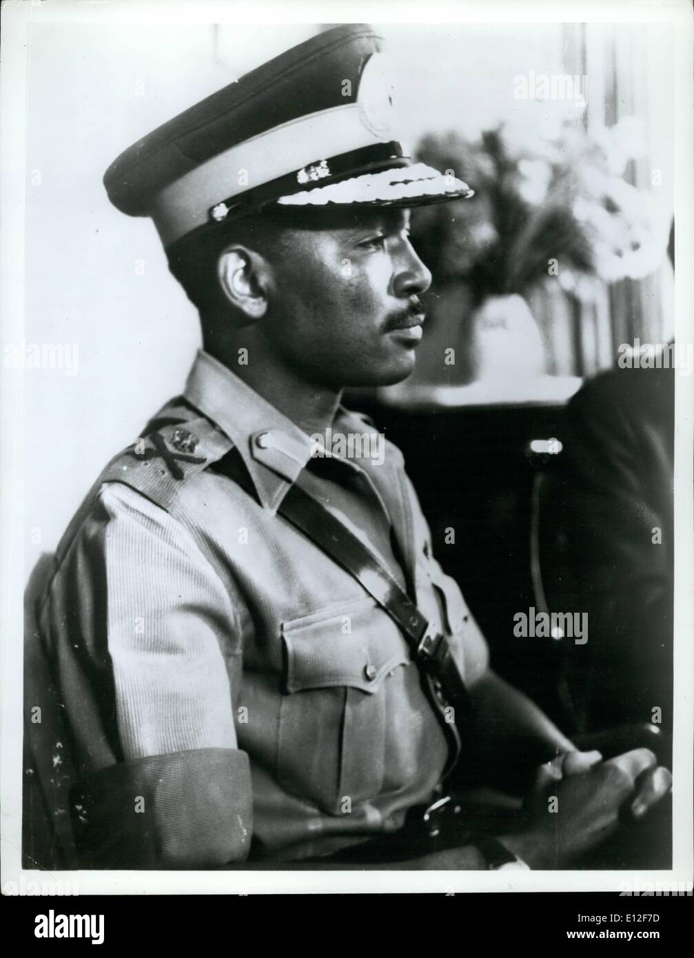 21 décembre 2011 - Le Ministère fédéral nigérian de la Défense a annoncé le 1er juin 1967, la promotion du lieutenant-colonel Yakubu Gowon au rang de le major général. Il est commandant en chef de l'armée nigériane fédéral. Le général de robe est montré ici dans son nouvel uniforme. Banque D'Images