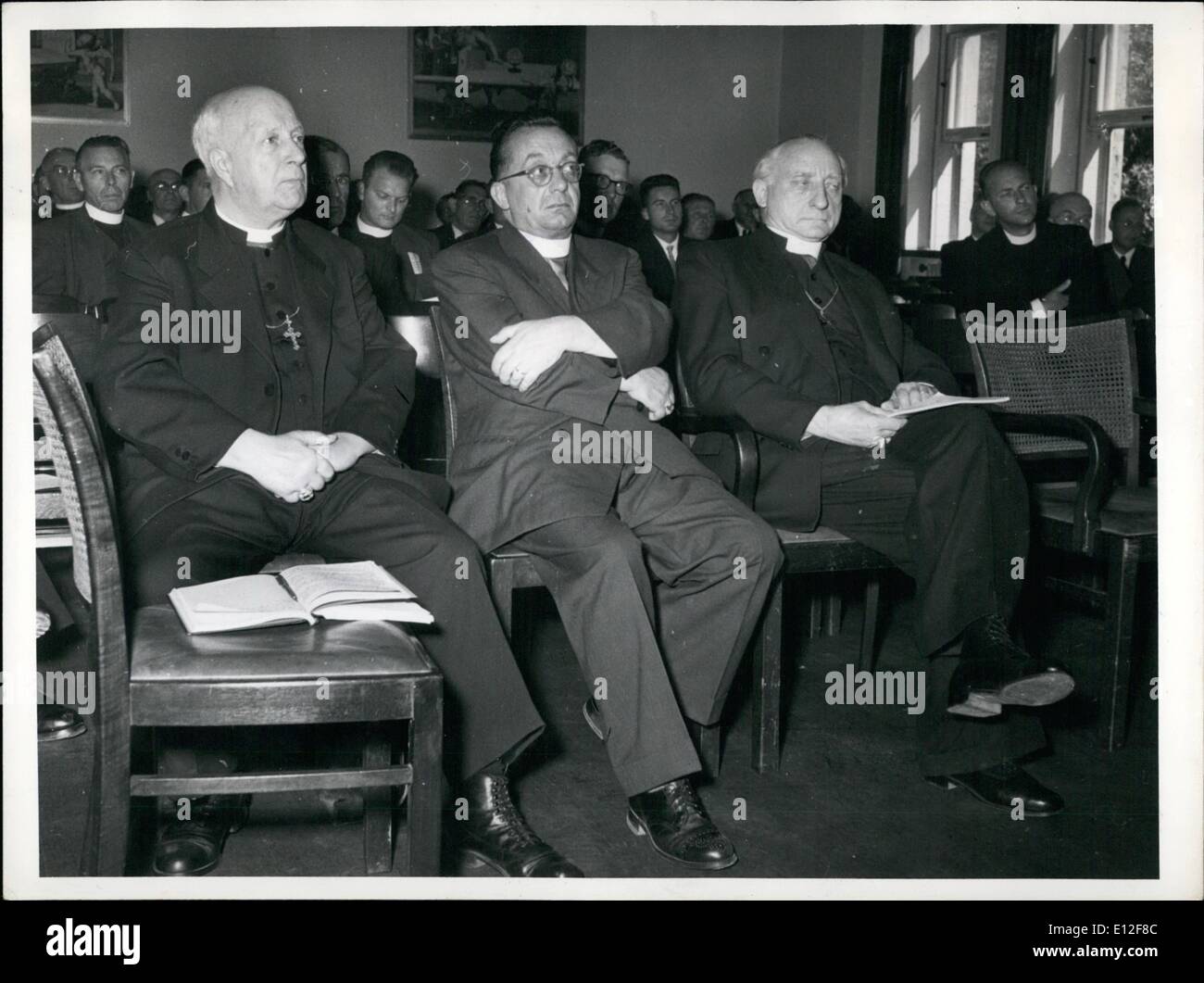 09 janvier 2012 - La 16e réunion internationale d'église catholique-chrétienne se déroule du 1 septembre au 5 septembre à Munich. La réunion a été ouverte par une conférence de l'évêque. Sur la photo, de gauche à droite : Le Sreinwachs, l'Allemagne, hôte de l'évêque de Ljubljana (Slovénie), Mgr Demmel, Allemagne. Banque D'Images