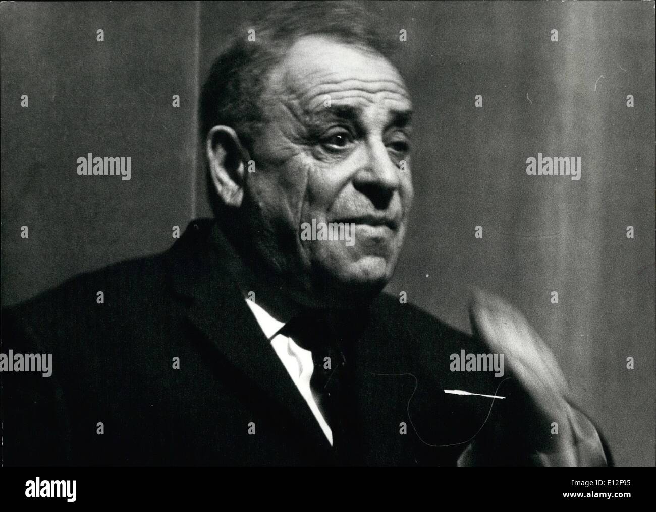 09 janvier 2012 - Corde, Mars 1966 : écrivain russe Valerij Tarsis qui vient de Russie, après quelques années passées dans un mad-house, a tenu une conférence de presse aujourd'hui à Rome. Banque D'Images