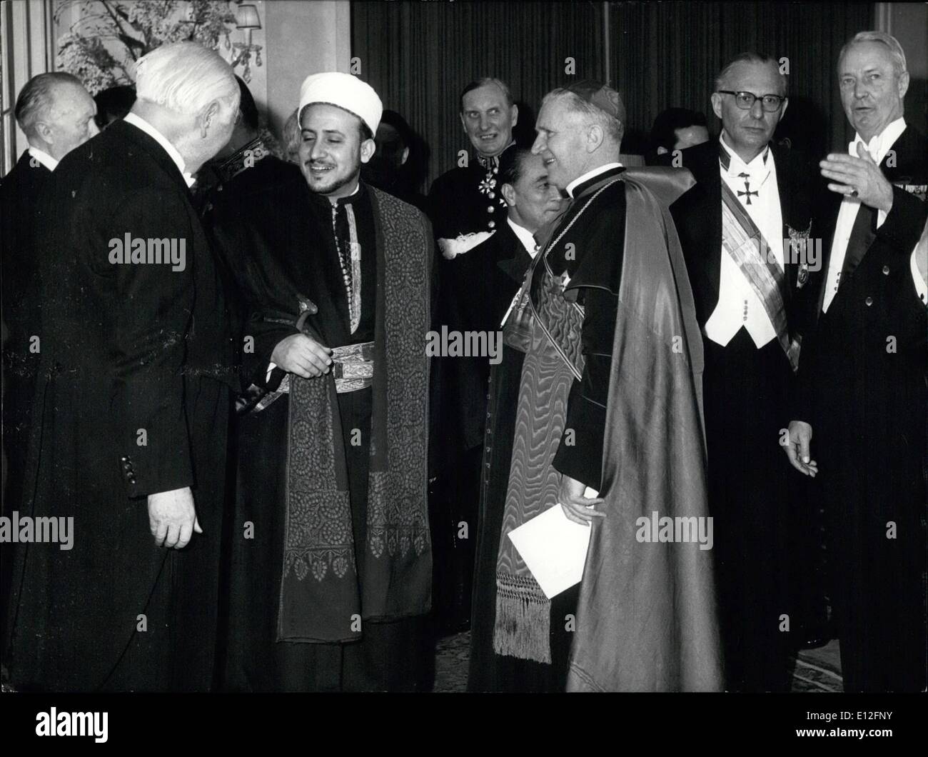 09 janvier 2012 - deux diplomates avec corner hat et l'épée d'abord féliciter le Président professeur Heuss. Avec la traditionnelle réception du Nouvel An à 9 Janvier 1958 à Bonn la nouvelle année a commencé officiellement. Les employés de la fonction présidentielle ont été les premiers à féliciter, suivie par les représentants de la presse, de l'Assemblée fédérale et du cabinet fédéral. Menée par l'apostolical nonce, Mgr A. Muench les diplomates accrédités à Bonn, ont félicité le président fédéral pour le Nouvel An. Banque D'Images