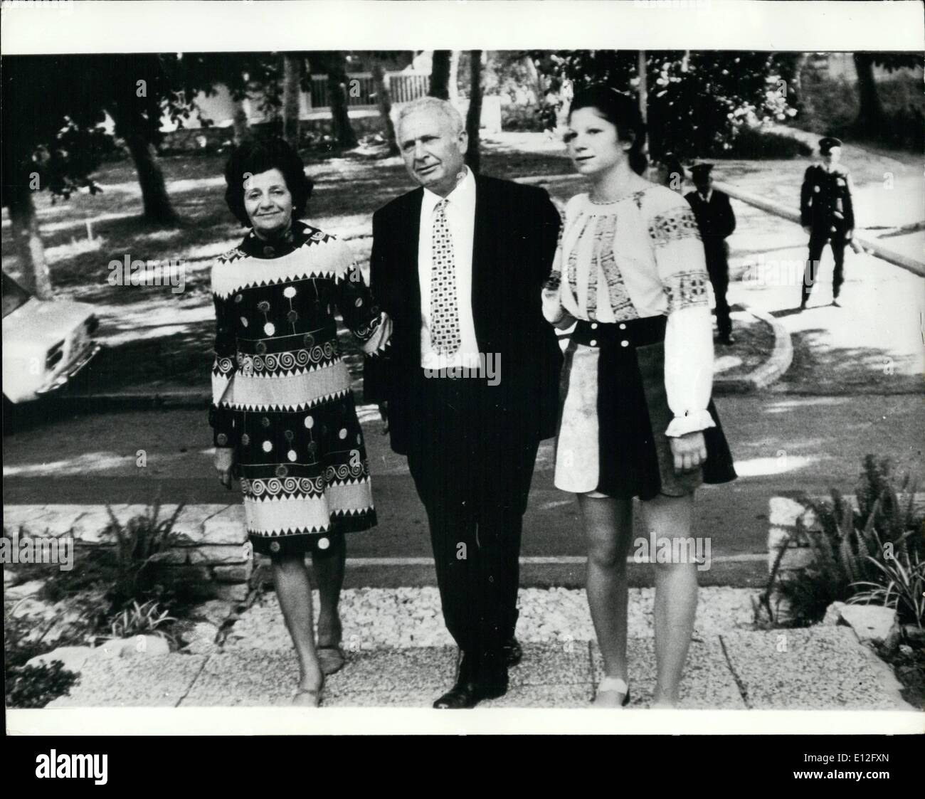 09 janvier 2012 - LE PRÉSIDENT D'ISRAËL À LA MAISON. Le Président nouvellement élu d'Israël, le professeur EPHRAIM, KATSCHAISKI avec sa femme et sa fille, à son domicile à l'Institut Weizman. Banque D'Images