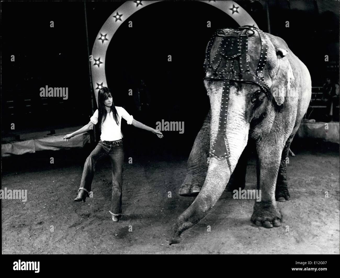 26 déc 2011 - la beauté et l'éléphant : chanteuse et comédienne Jane Birkin répéter son acte d'éléphants à Paris récemment pour sa performance lors du gala bénéfice pour l'Union des artistes le 24 mai. Le Cirque Bouglione, spécialement engagés pour l'Evenett, a dressé sa tente au pied de la Tour Eiffel. En plus de son propre acte particulier. Jane va ''host'' le spectacle en anglais alors que Jean =Claude Brialy n'en français. Photo montre Birkin nettoyer sa loi sur l'éléphant - un peu de dressage, un peu d'acrobatie. Banque D'Images
