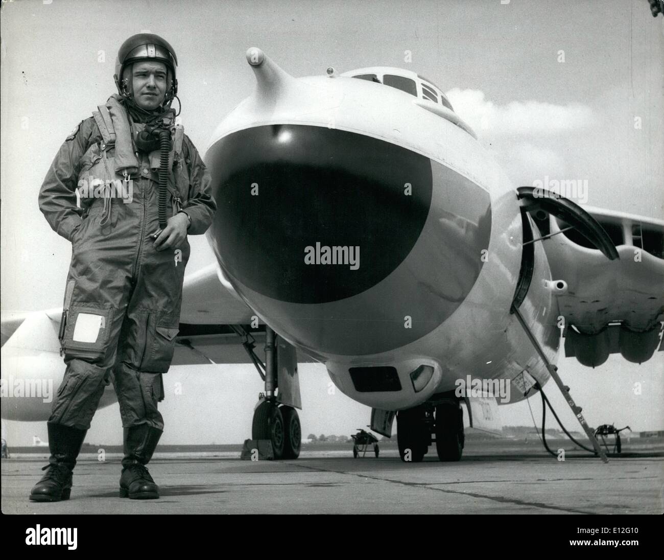 26 déc 2011 - 23 ans, H-Bombardier pilote : un pilote de 23 ans, le Lieutenant Peter Perry, de Doddington, hier, est devenu le plus jeune flyer jamais le commandement d'une des 1 millions de &pound;Valiant H-bombardiers. Avec un équipage de quatre personnes, y compris 21 ans co-pilotes et de l'électronique, il a décollé de la station RAF Honington, Suffolk, sur un 2 500 -mile blombing exercice. Il est le premier d'une nouvelle élite qui sont faits les capitaines de RAF V-bombers à un âge plus jeune que jamais. La photo montre le lieutenant Peter Perry et le vaillant H-bombardier il commande maintenant. Banque D'Images