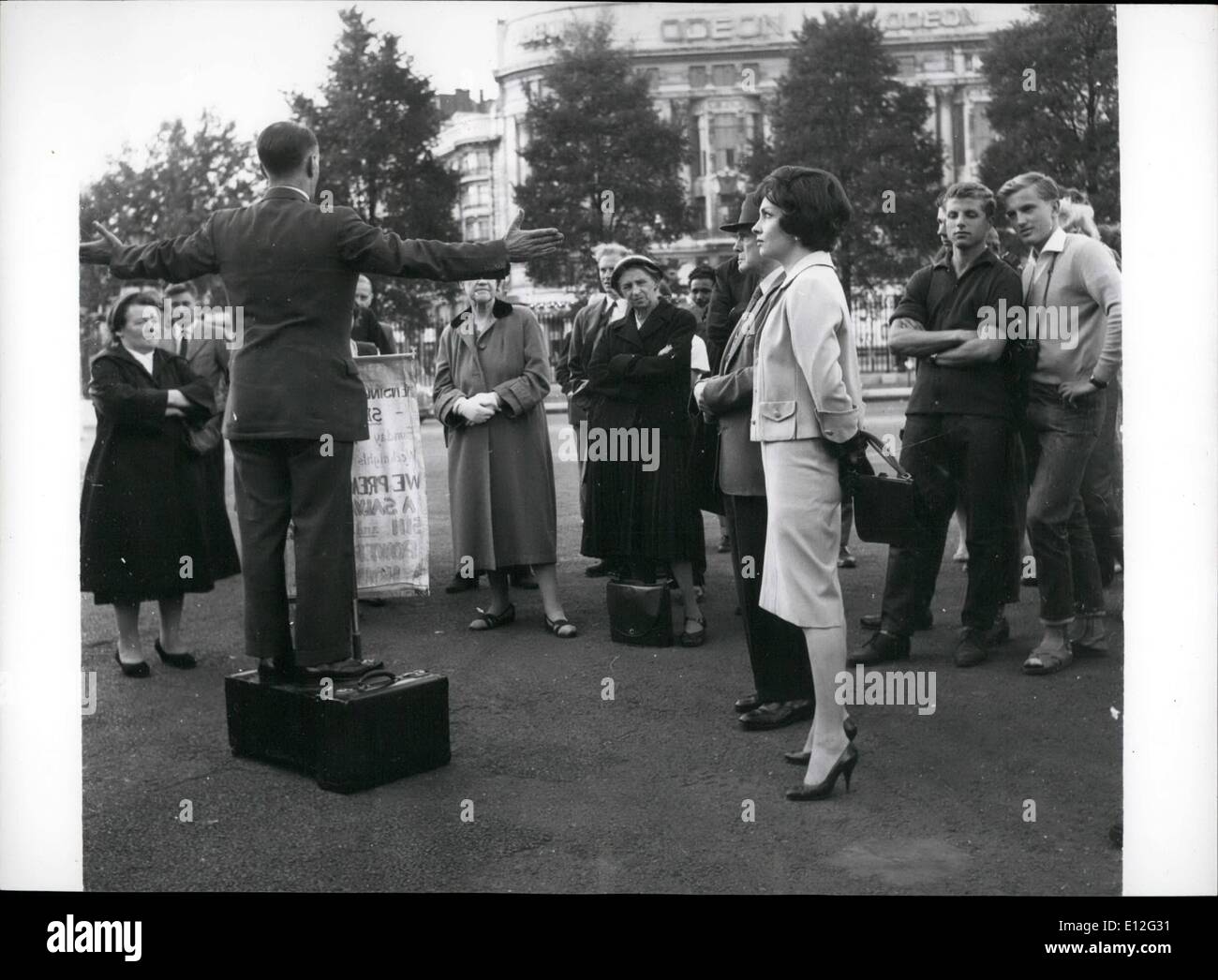 26 déc 2011 - GINA toutes les oreilles : Mais deux jeunes touristes sur la droite sont casting ve tus yeux dans sa direction. Si seulement ils savaient ! Banque D'Images