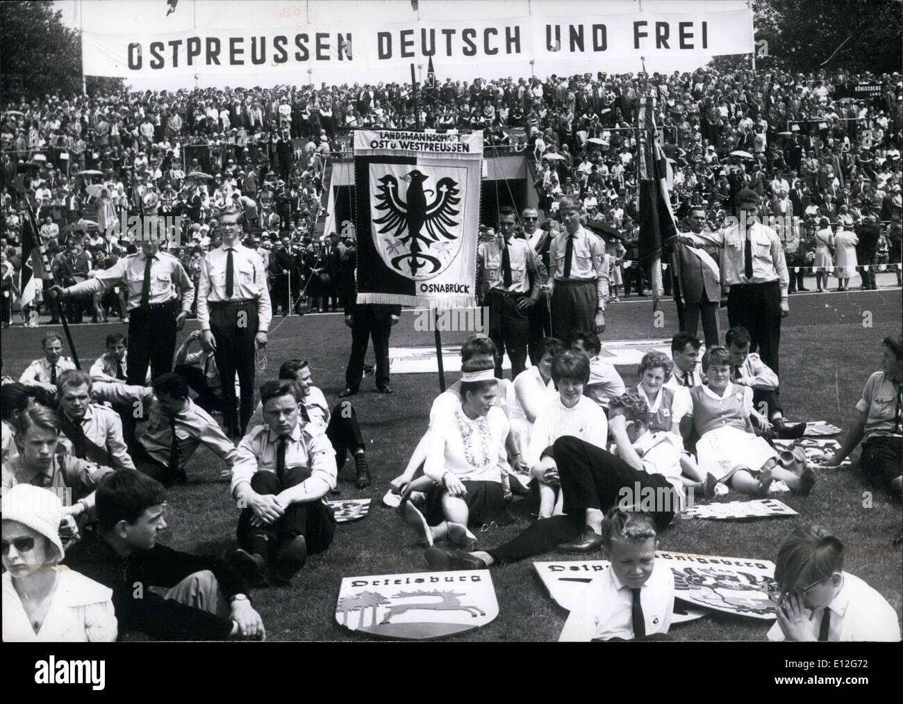 10 janvier 2012 - grande réunion de la Prusse orientale-men à Dusseldorf. En ce jour il y a une grande réunion de la Prusse orientale-men à Dusseldorf. Les réfugiés de l'Est à la demande de 18 ans après la deuxième guerre mondiale la restitution du pays de l'Est allemande à l'Allemagne qui sont tous maintenant à la Pologne et la Fédération de gouvernements. Donc aujourd'hui une grande démonstration de la guerre dans le Rheinstadion à Dusseldorf où parlait le ministre de la défense allemand von Hassel, notre East-Prussia-foto montre les jeunes hommes au cours de la grande manifestation aujourd'hui à le Rheinstadion de Düsseldorf. Keystone Koln, 16.6.1963 Banque D'Images