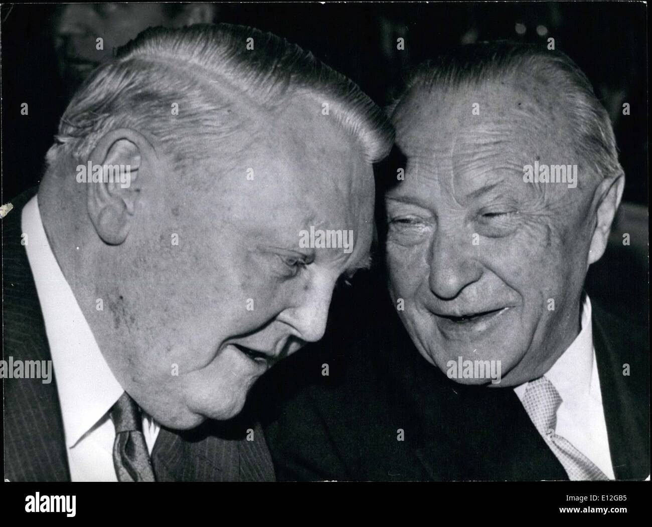 26 déc., 2011 - L'ancien chancelier de la République fédérale d'Allemagne, le Professeur Dr. Ludwig Erhard, est mort le 5 mai 1977 à l'âge de 88 : Le Dr Ludwig Erhard qui est considéré comme le ''Père du miracle économique allemand'' menée par la réforme monétaire en 1948 et devient ministre des affaires économiques en 1949 en 1963 il succède à Konrad Adenauer (Fondation Konrad Adenauer) dans son bureau et est devenu le nouveau chancelier, démissionnant en 1966. Erhard (Erhard) sera enterré dans une cérémonie d'état. Ludwig Erhard (à gauche) avec son prédécesseur Konrad Adenauer (droite) Banque D'Images