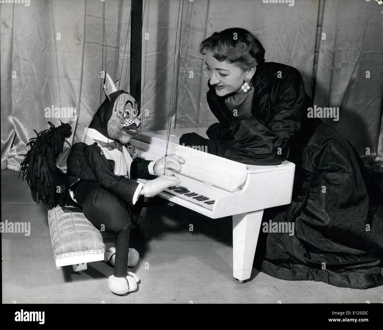 10 janvier 2012 - ''Les graisses'' est le pianiste et a ses pattes sur les touches flash, il est regardé par les animaux qui la page charmant avec son mari, manipule le roman de marionnettes. Banque D'Images