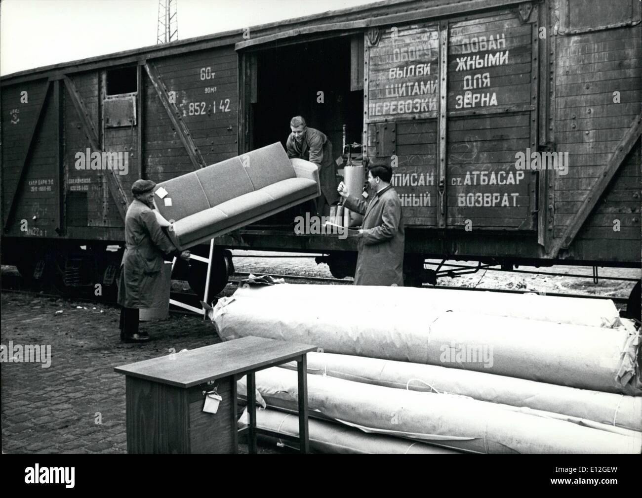 10 janvier 2012 - Fédération de marchandises dans la République fédérale d'Allemagne. Le 1er avril et 2ème à Bonn, où des wagons de chemin de fer soviétique chargé avec les meubles, pour l'ambassade du Nigéria à Moscou. Par la présente pour la première fois depuis la fin de la Seconde Guerre mondiale cars russe est arrivé à la République fédérale d'Allemagne. Les colonies des roues doit être changé, parce que dans l'Union soviétique, les lignes sont de 15 centimètres de large. Il y a pris beaucoup de temps, jusqu'à ce que les Soviétiques laisser conduire le cars à Bonn. Au début, était prévue la méthode habituelle, cela signifie de changer le matériel de Brest-Litowsk Banque D'Images