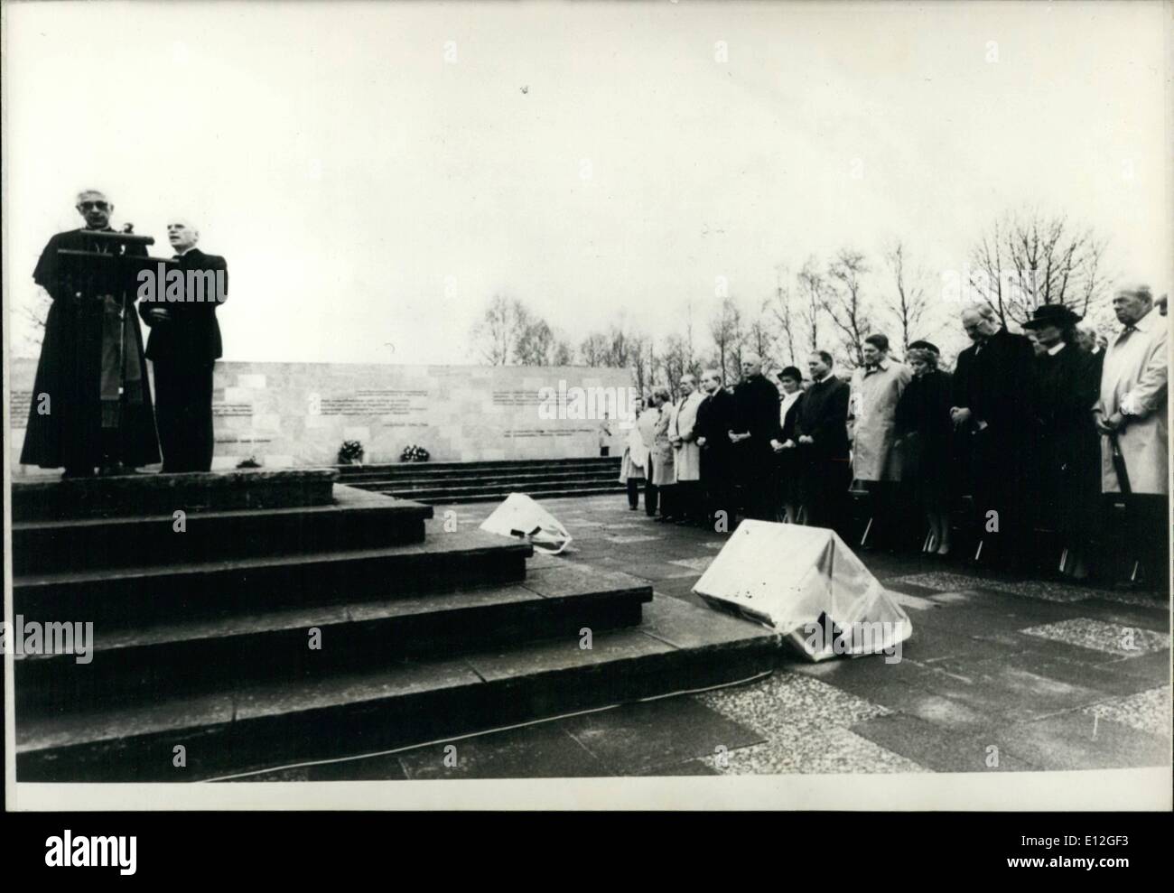 10 janvier 2012 - Visite d'État du président américain Ronald Reagan à l'Allemagne de l'Ouest. OPS : à l'ancien camp de concentration de Bergen Belsen : à partir de la droite : le ministre des Affaires étrangères nous Shltz George West, chancelier allemand Helmut et son épouse, le président américain Ronald Reagan et son épouse, ministre de Basse-Saxe Ernest Albert et son épouse, à l'Ouest et ministre allemand des Finances Gerhard Stoltenbers. Banque D'Images