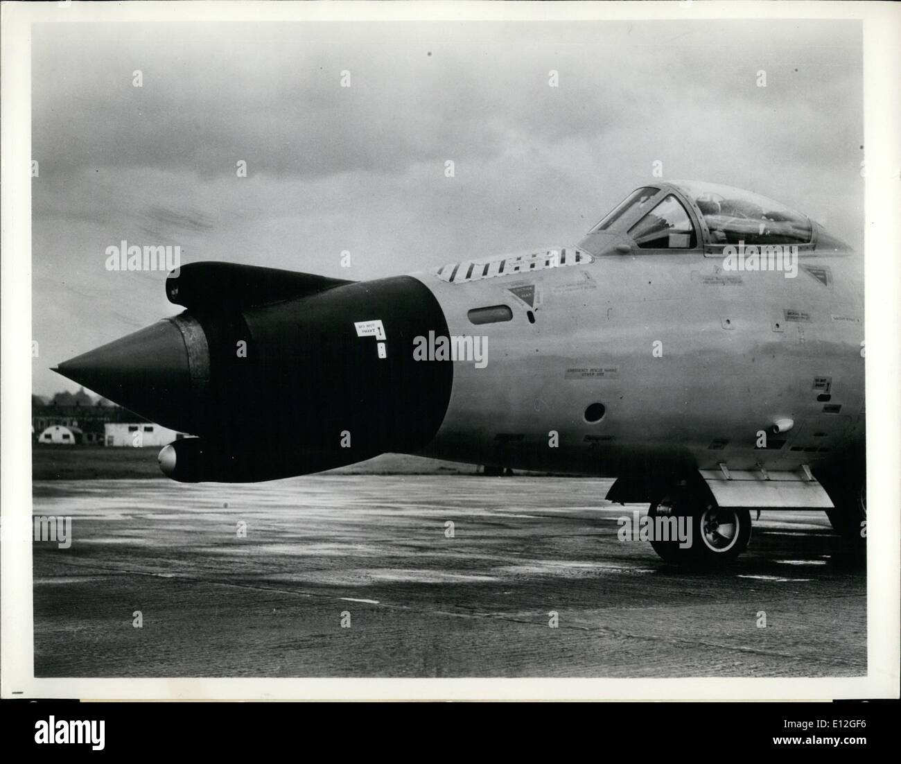 10 janvier 2012 - pour un nez rouge haut. Une première version de photographie du nez de la British SC.9, un jet de Canberra converti par court-circuit Bros. et Harland à Belfast, en Irlande du Nord. Le proboscis est nouvelle pour l'une des dernières d'origine de chasse air-to-air missiles guidés, le de Havilland Red top. Tops rouge (non illustré) ont des détecteurs infra-rouge et la proximité des fusibles qui faire evfen un presque accident fatal. De petite taille, léger, qu'ils soient réclamés extrêmement vite et tout aussi efficace à faible niveau des plus grandes hauteurs de vol habité. Publié Pic d'août 1961 Banque D'Images