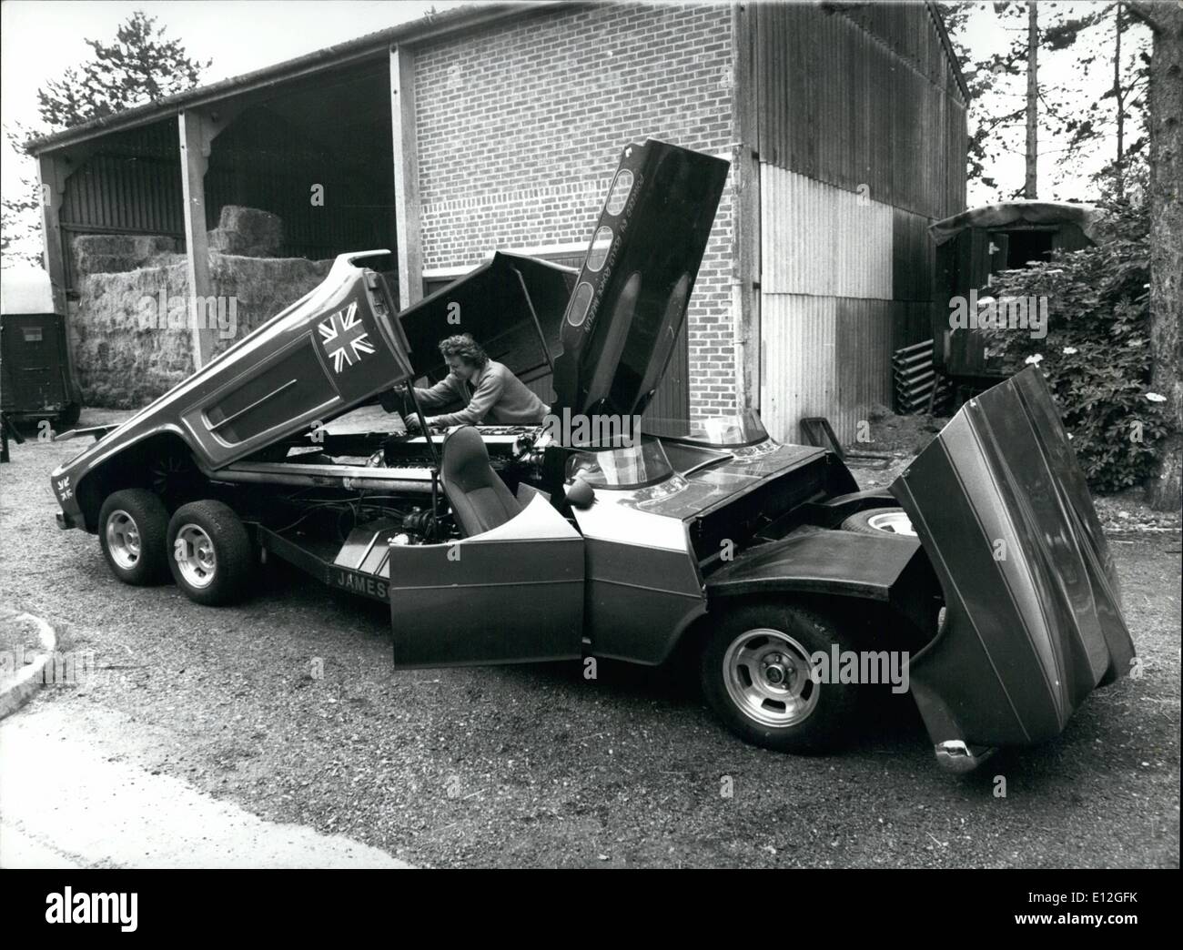 10 janvier, 2012 - Le monstre avec des ailes tronquées : Paul Jameson's MK2 Monster, qui lui coûte environ 2 500 &pound;à construire, vient de devenir la plus rapide du monde de voiture de route privée. Cette 18ft. 7à'. de long, six roues Monster, avec un corps en fibre de verre n'a pas moins de trois boîtes de vitesses, en gardant à l'activité le 12 cylindres, 27, 000cc, moteur Rolls Royce Merlin ; qui est entré sous forme B.C.A.C. Aurliner Argonaut. 1 760 avec un moteur h.p et une vitesse de pointe de 185 miles par heure, il faut un engrenage spécial pour garder la vitesse en dessous de 200 miles par heure pendant la voiture devrait atteindre plus de la vitesse maximale qu'il quittent le sol Banque D'Images