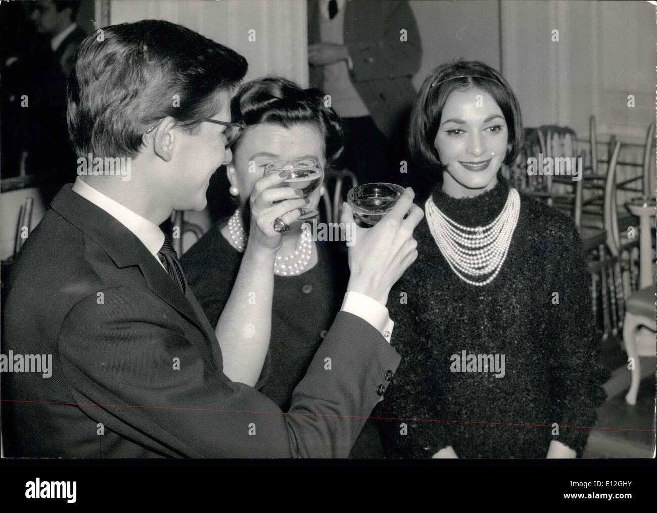 26 déc 2011 - Paris Fashion Ouvertures. : Yves Saint-Laurent a présenté sa nouvelle collection chez Dior's ce matin. Comme les précédentes, cette collection a été très fructueuse. Photo montre le succès de brunissage du show : Gauche, droite Yves Saint-Laurent, son nouveau modèle Kouka. (À partir de l'Argentine) Banque D'Images