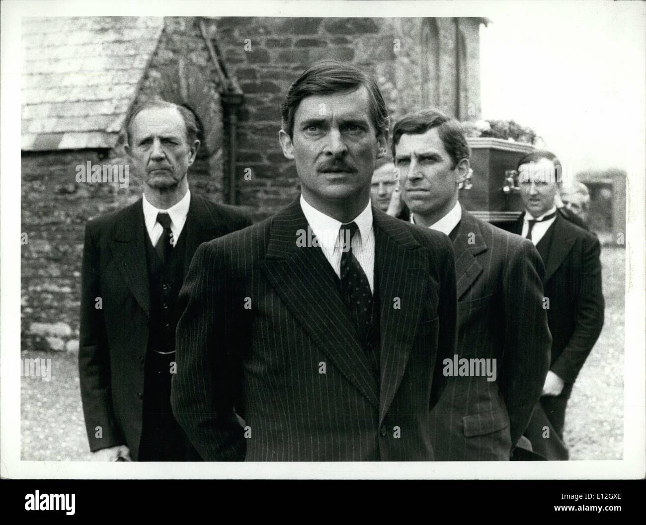 10 janvier 2012 - Rebecca. Partie 4 (premier plan de gauche à droite) ROBERT FLEMYING comme Colonel Julyan, Jeremy Brett comme Maxim de Winter et TERRENCE HARDIMAN comme Frank Crawley dans une scène de la quatrième et dernier épisode de Daphné du Maurier, Rebecca, dramatisé par Hugh Whitemore. Transmission : le mercredi 7 février (vendredi 9 février) répétées Banque D'Images