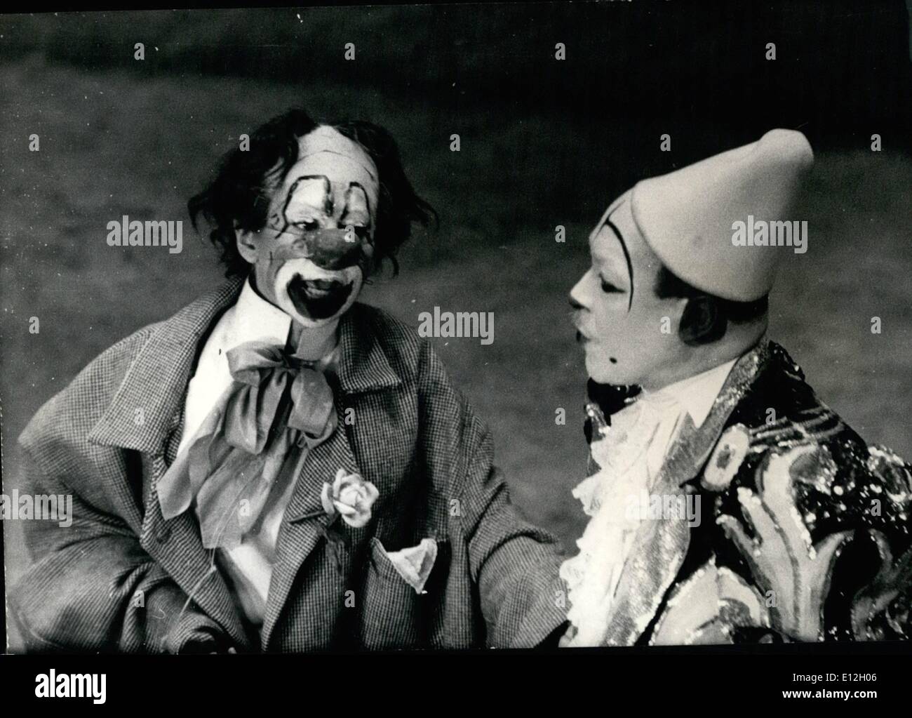 10 janvier 2012 - Martine Carol comme clown : photo montre : le célèbre écran star Martine Carol (gauche) comme un clown, un acte qu'elle accompli pour le spectacle annuel de bienfaisance organisée par l'Union des Artistes de Paris. Sur la droite, son partenaire, Bille Coleman, le trompettiste noir. Banque D'Images