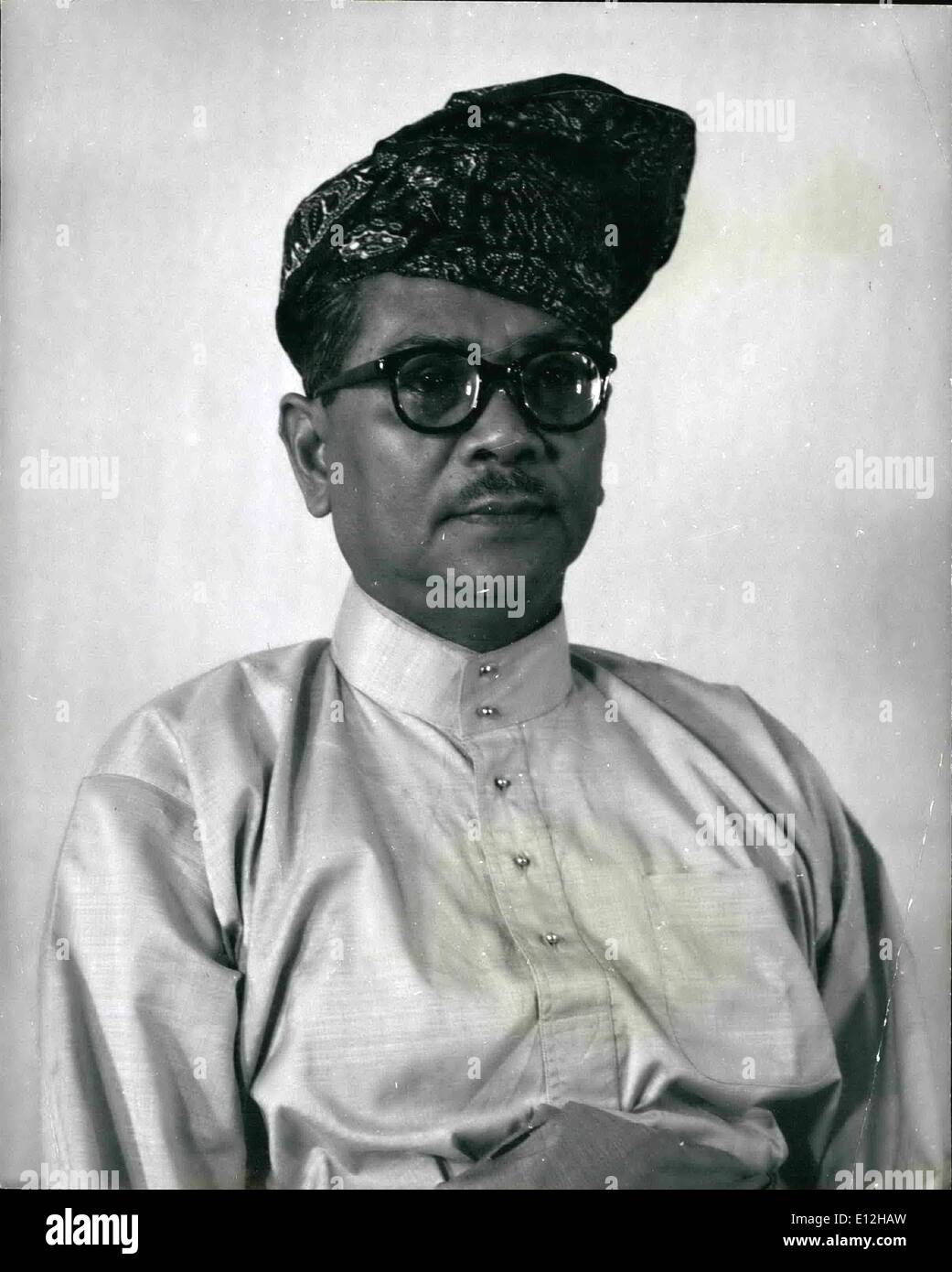 03 janvier 2012 - Parc Tunku Abdul Rahman en costume de Malaisie à son domicile à Kuala Lumpur. L'homme qui façonnent la destinée de la nouvelle indépendance Malaya - Tunku Abdul Rahman, Premier Ministre de la Fédération de Malaisie qui va charger le nouveau pays indépendant photographié en costume de malaise à son domicile, à Kuala Lumpur. Le Ministre en chef sera également le ministre de la défense et de la sécurité interne d'accueil et ministre de l'Intérieur. Le titre complet de l'Tunka (Prince) est Abdul Rahman Ibul Almarehum Sultan Adbul Hamid Shah. Banque D'Images