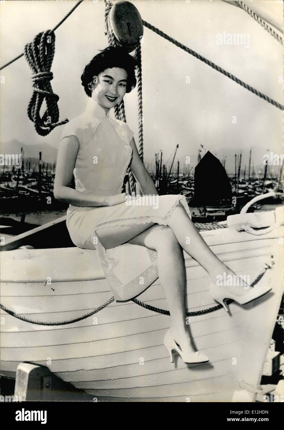 04 janvier 2012 - Une nouvelle étoile chinoise : Lucille Soong 22 obtient son premier film part à Ferry pour Hong Kong - elle est la co-vedette avec Curt Jurgens, Orson Welles et Sylvia Syms. Elle est venue de la Chine rouge il y a deux ans pour étudier l'anglais et est devenue une actrice. Maintenant elle a un contrat avec une entreprise de film de Hong Kong. Banque D'Images