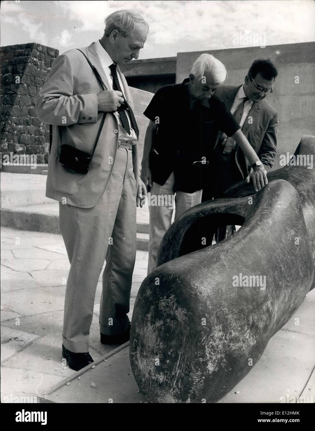 04 janvier 2012 - Henry Moore REND VISITE À SON EXPOSITION À JÉRUSALEM Henry Moore, le célèbre sculpteur britannique a payé une visite inattendue à Jérusalem pour visiter le British Council parrainé 'Exposition Henry Moore'. Il va sans dire que l'exposition qui était composé de cinquante de ses œuvres allant de la minute à maquettes bronzes gigantesques a attiré une foule de visiteurs pour le Musée d'Israël. Le 68-year-old sculpteur a été fortement impressionné par la combinaison de l'établissement par l'homme et la grandeur naturelle de la collines de Judée comme arrière-plan pour ses oeuvres monumentales Banque D'Images