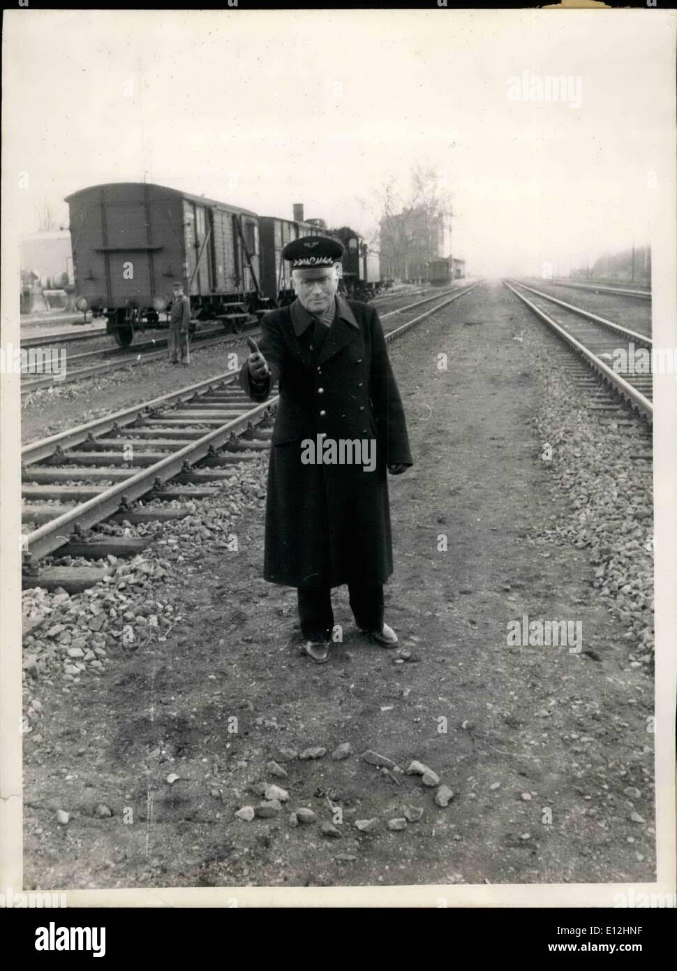 04 janvier 2012 - L'agent de contrôle de Nauf Kitzingen indique le lieu où la femme blessés lourd avait été fondé entre les rails. L'endroit est marqué par des pierres. Le Train F 51 a conduit sur les rails. Dans le haut de l'ellbow de l'agent de contrôle il y a à voir un morceau de papier blanc sur les rails. Ce morceau de papier marque le lieu où le corps de Mme de Midder au premier contact avec le sol. Par les 80 kilomètres par heure de la vitesse du train le corps avait été jeté jusqu'au cercle de pierre où il a été trouvé Banque D'Images