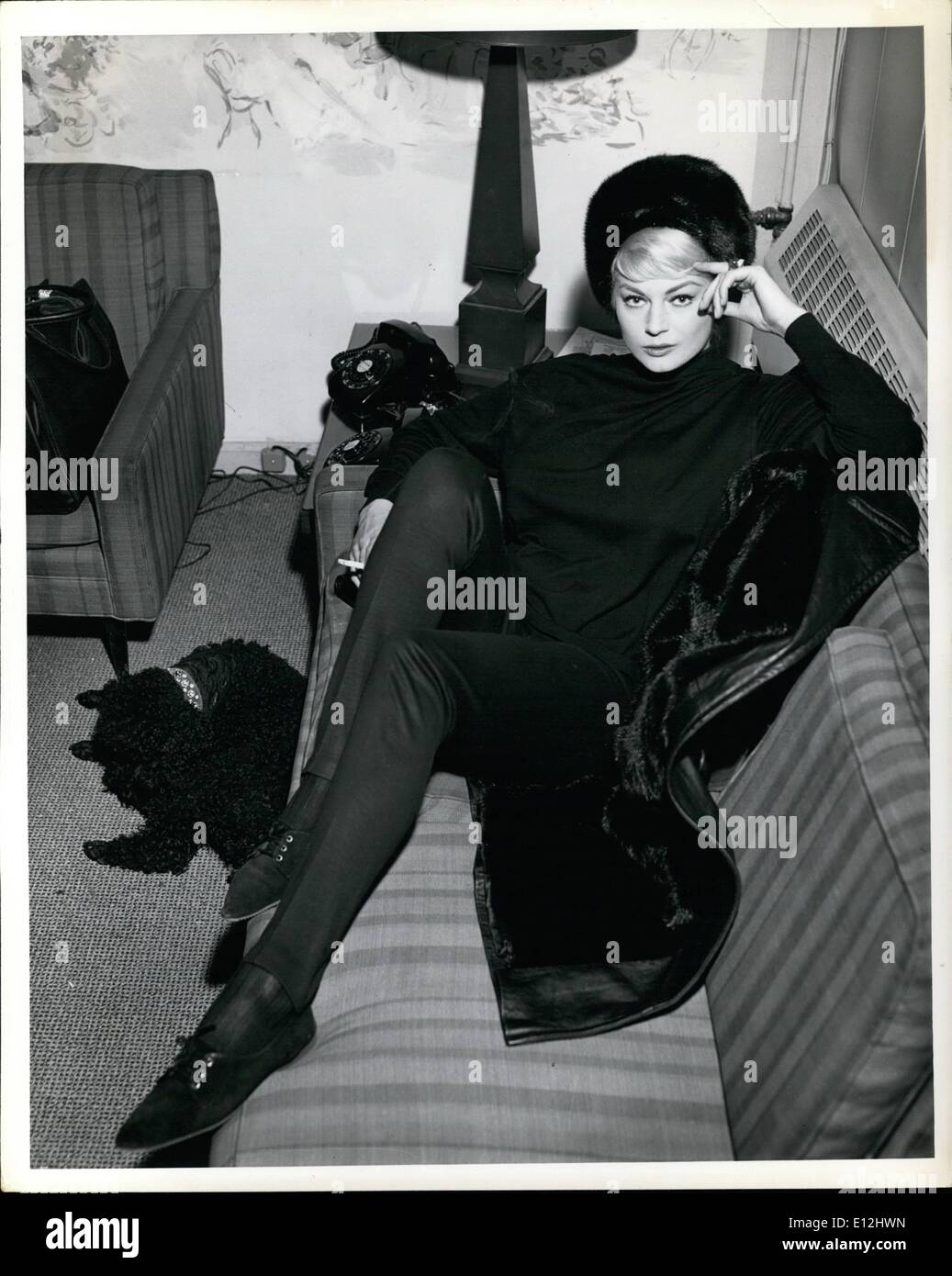 24 février 2012 - Pour diffusion immédiate : l'Aéroport International de New York, le 20 février 1962. L'actrice Anita Ekberg s'affiche avant l'embarquement un TWA Super Jet pour une Rome où elle habite. Elle avait été rendre visite à des amis à Beverly Hills. Banque D'Images