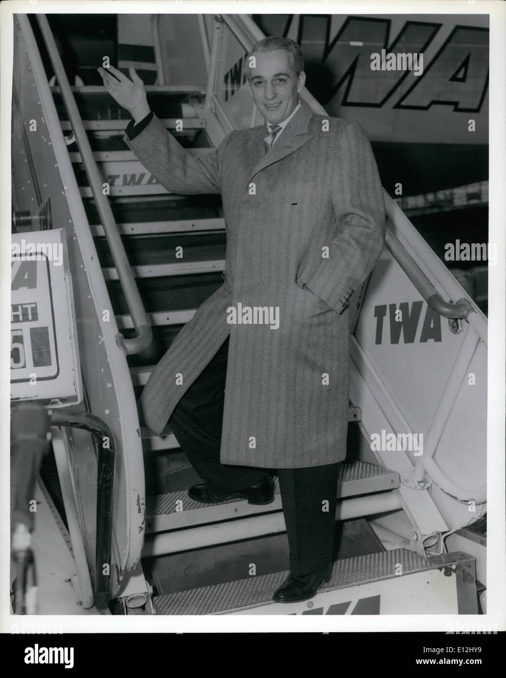 24 février 2012 - L'aéroport de La Guardia, N.Y., 19 avril --- New York Xtimesman Clifton Daniel monte à bord d'un avion de la TWA ici aujourd'hui à Kansas City, Mo., pour son mariage samedi à Mlle Margaret Truman, fille de l'ancien président Truman. Banque D'Images