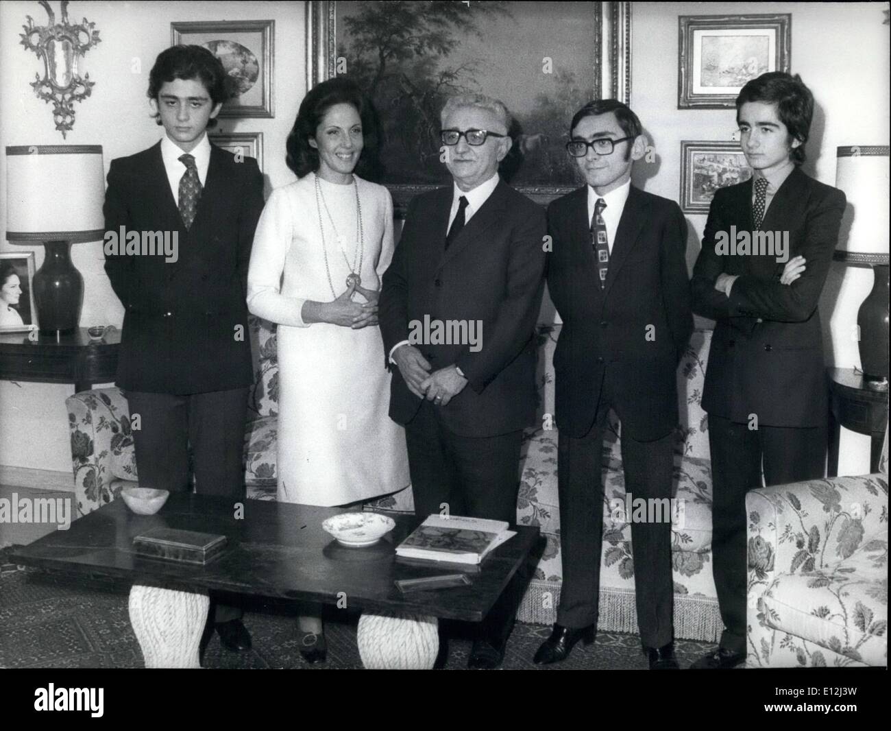 24 février 2012 - Le Général Giovanni Leone, 63 ans, né à Naples, a été élu Président de la République au scrutin 23. Dans la photo il est à la maison avec son épouse Vittoria et leurs trois fils, Nauro,24 ; Paolo, 17 et Giancarlo, 15. Banque D'Images