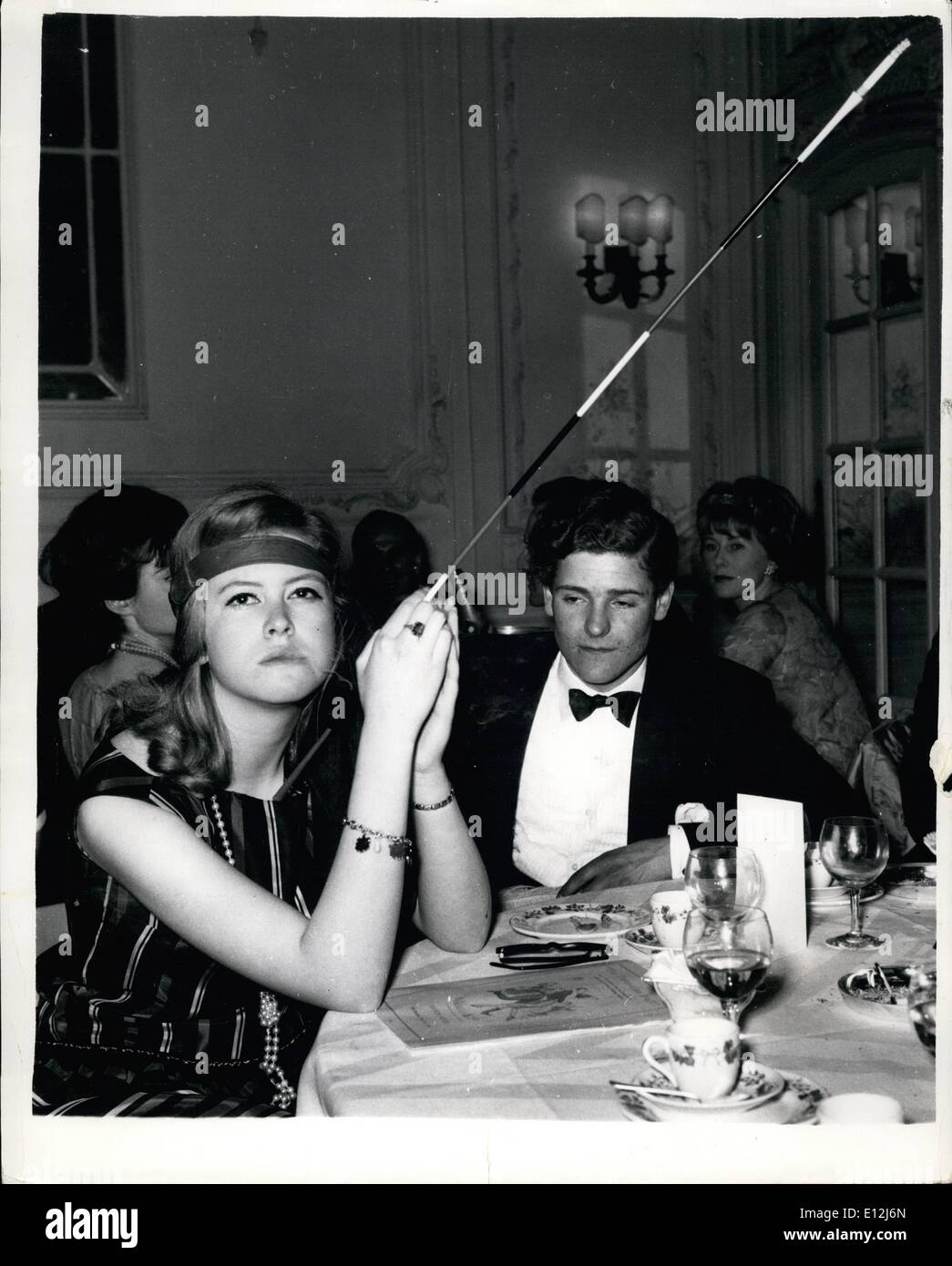 24 février 2012 - Retour aux années folles au Savoy Ball : Les cinq cents invités au Savoy Ball mot tout sur le Twist et dansé gaiement le Charleston retour à l'Roarin per »la vingtaine. Au total, sur un thème de bon vieux temps, le ballon qui est au profit de la recherche sur la polio, certains avaient des noms parmi ses clients : ils inclus Lance Louis-isidore Duperrey, fils de Lady Docker, Doreen Dawne, propriétaire de l'hôtel Américain et collectionneur d'Beverly Woodner,ainsi qu'une foule de debs, leurs plaisirs et d'autres visages-about-Londres Banque D'Images