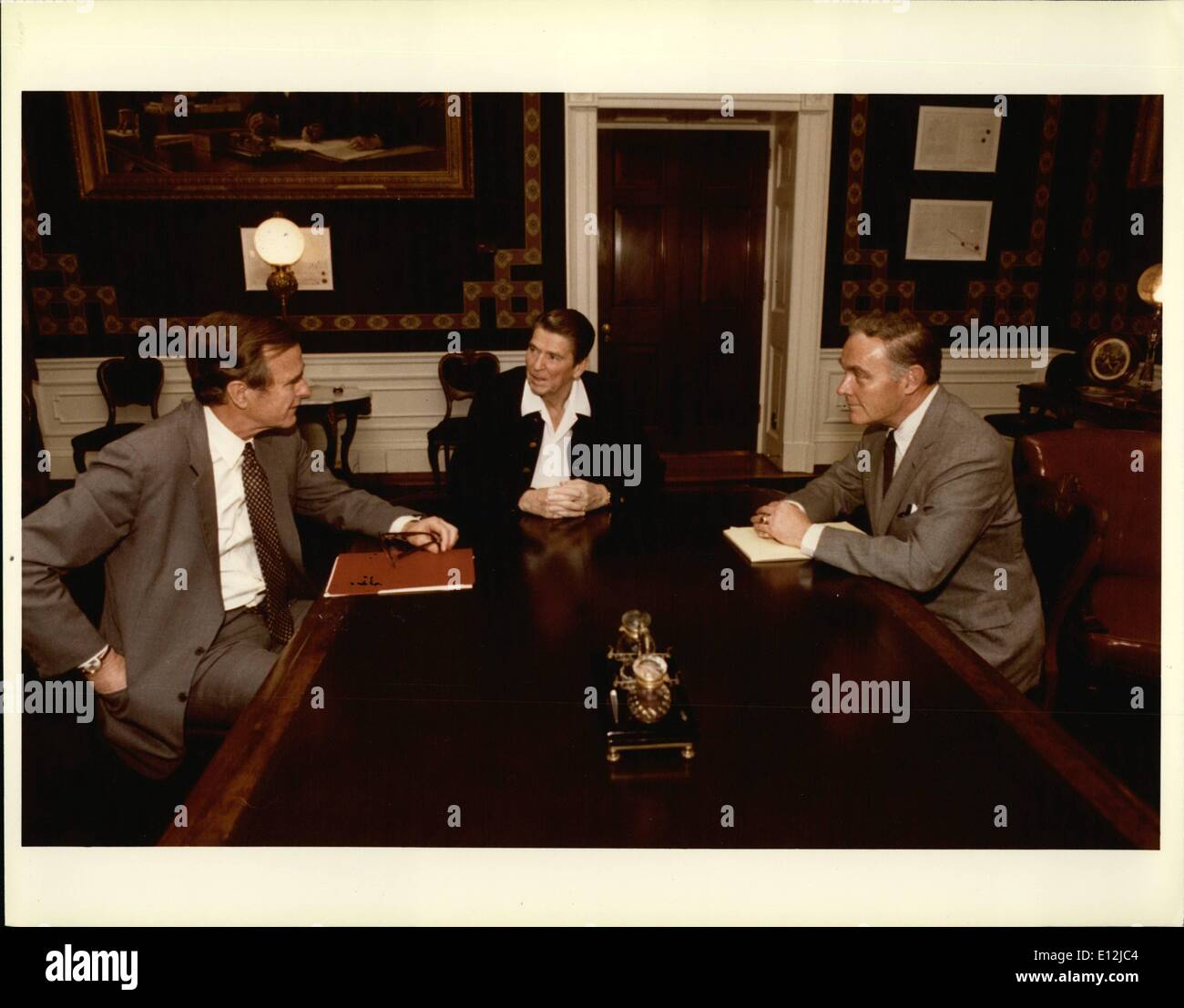 24 février 2012 - Le président Reagan se réunit avec le Vice-président George Bush et le secrétaire d'État Alexander Haig dans Treaty Room, 1er étage résidence, comme Haig rapports sur voyage à l'étranger. Banque D'Images