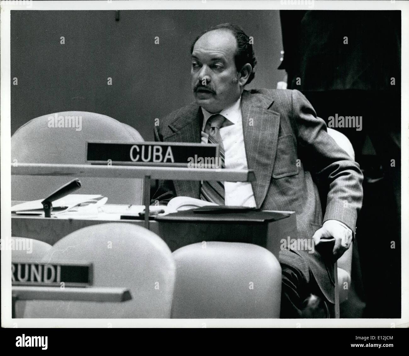 24 février 2012 - Assemblée Générale des Nations unies : le ministre des Affaires étrangères cubain Isidore Malmierca montres Pcoli au cours de l'un des nombreux votes pour la 15e place du Conseil de sécurité qui est contestée par Cuba et la Colombie. Banque D'Images