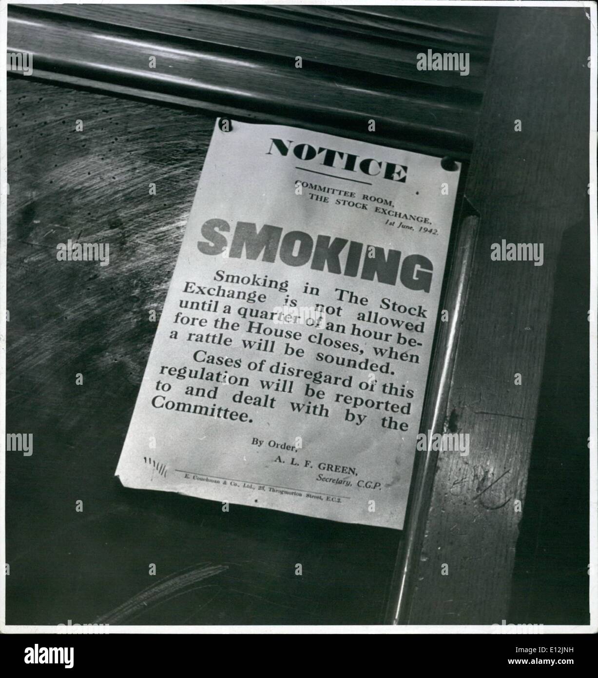 24 février 2012 - L'illustration. Stock Exchange. OPS : il est interdit de fumer sur le parquet de la bourse jusqu'à quinze minutes avant la fin, lorsque le serveur de sons un hochet pour indiquer que l'heure de la nicotine est arrivé. Remarque La menace dans le deuxième paragraphe de l'avis. Banque D'Images