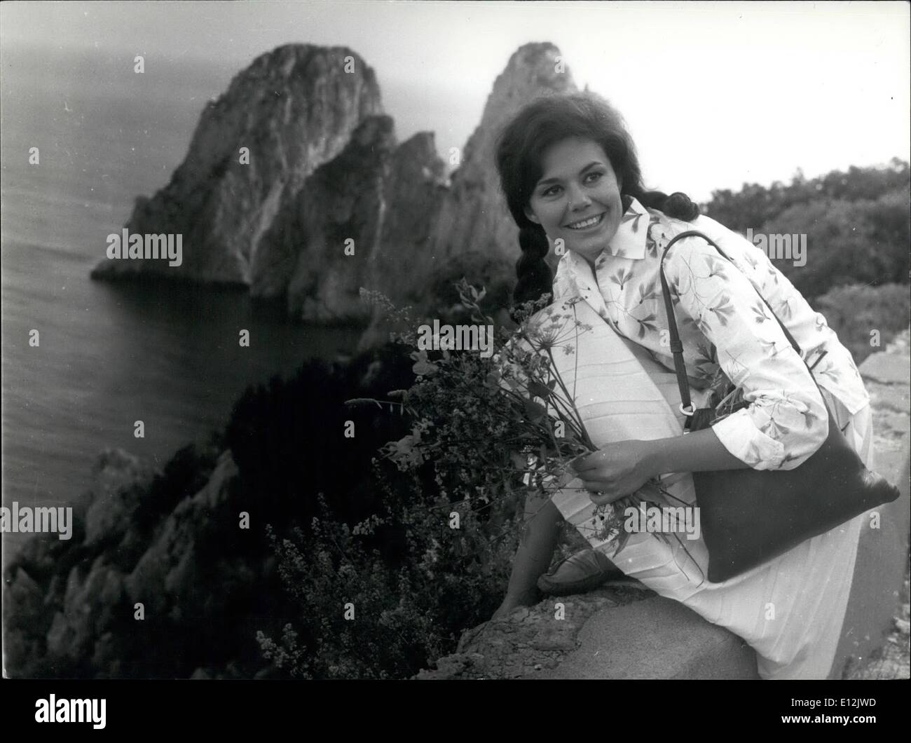 24 février 2012 - Giorgia Moll la jeune actrice allemande née à Capri avait plus de succès que Brigitte Bardot, en fait pendant que la blonde actrice, a refusé l'attention des photographes, Giorgia aimablement accepté de poser, sur les Faraglioni contexte en l'île ensoleillée de Capri. La jeune actrice a participé avec d'autres acteurs pour le film italien B.B. qui a le rôle principal ''l' outrage Banque D'Images