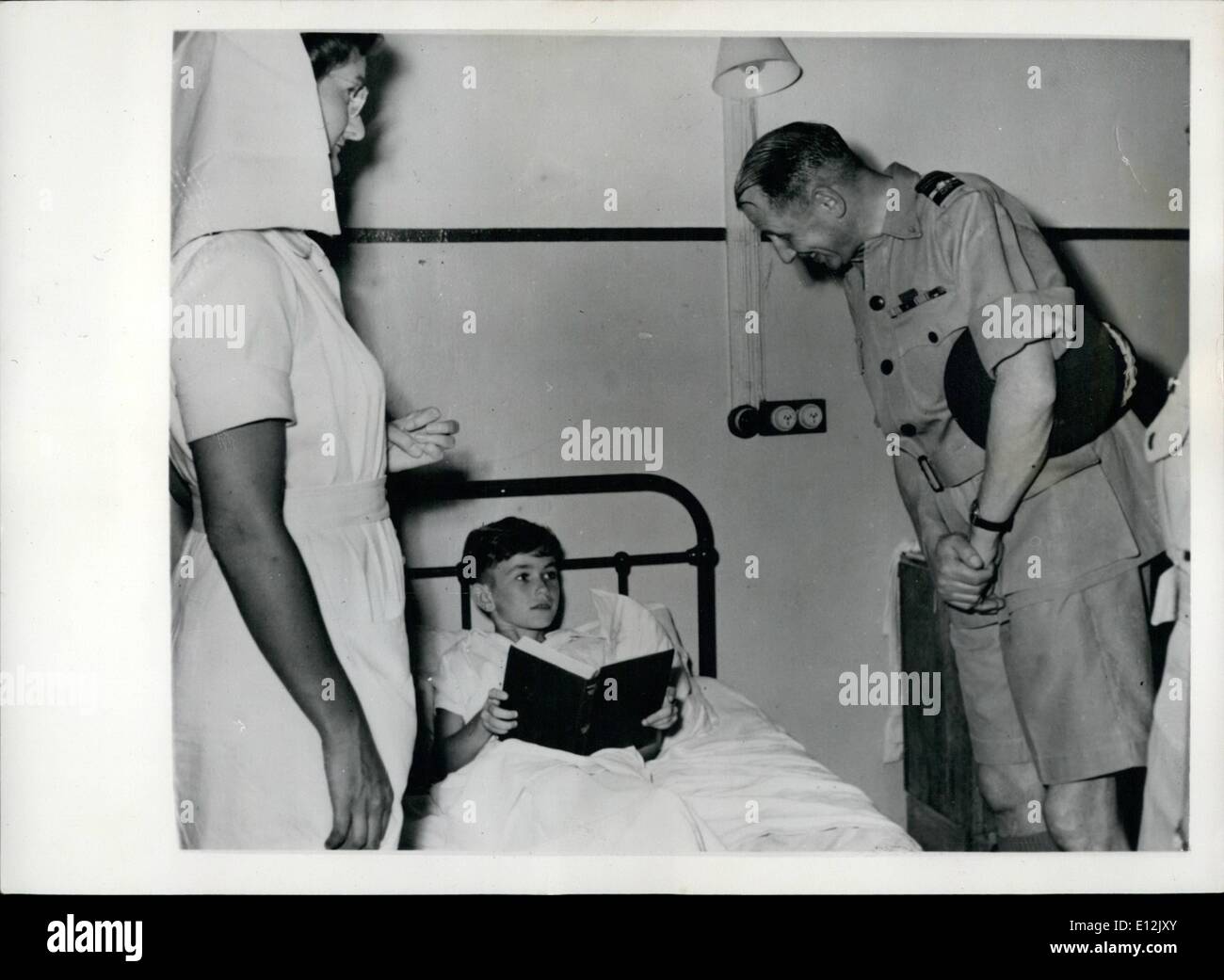 24 février 2012 - La Photo Officielle (Ministère de l'air) Crown Copyright reserved : D.G. Les visites des services médicaux des hôpitaux de l'Extrême-Orient : La photo montre le maréchal de l'air J.M. Kikpatrick C.B. Directeur Général des Services médicaux rencontre Bruce Maître Blackwood (9) et le lieutenant. O. Kirkam P.M.A.R.F. à R.A.F. Hospital, Changi. Banque D'Images