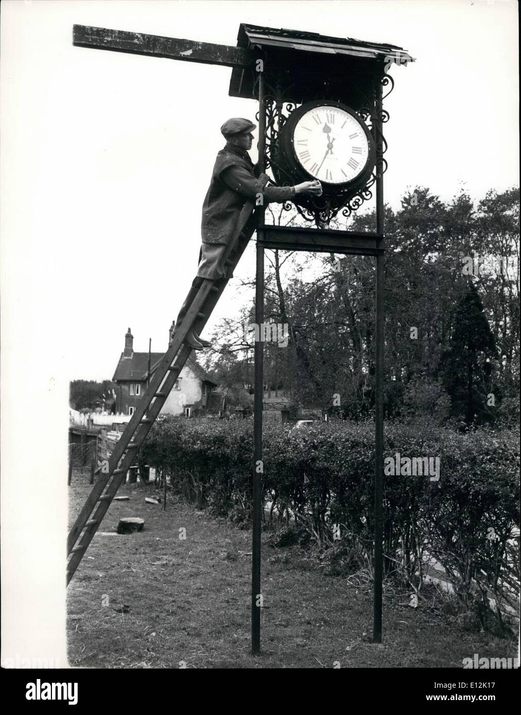 Févr. 24, 2012 - The Vanishing St Pancras Clock. 52 ans Roland Hogan, qui est un rail guard, a trouvé l'horloge qui lui fera roi incontesté de réveil les collectionneurs. Pour qu'il prend peu à peu de sa ferme près de Nottingham, et le remontage de l'horloge de la gare St Pancras. L'immense horloge, l'affronter seule pèse 4 tonnes ; &frac12, sera assemblé à nouveau dans toute sa gloire d'avant-guerre. Les mains coup de peinture or sur le côté de Roland's barn. Chaque jour un autre morceau du siècle disparaît de la vieille horloge sur l'heure du déjeuner jusqu'à la gare de Nottingham de St Banque D'Images