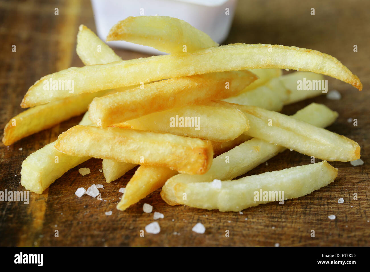 Pommes frites traditionnelles avec du sel sur fond de bois Banque D'Images