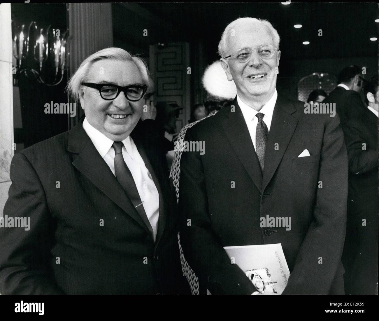 24 février 2012 - 12 décembre 1972, Sir Maurice pour les banques. L'homme d'affaires 1972 de l'année a été présenté hier à Sir Maurice Banques, président du groupe Laird, par Lord George-Brown lors d'un déjeuner au Savoy, organisé par le National Cancer jour la société. Photo montre : Seigneur George-Brown avec Sir Maurice rives au Savoy Hotel hier. Banque D'Images