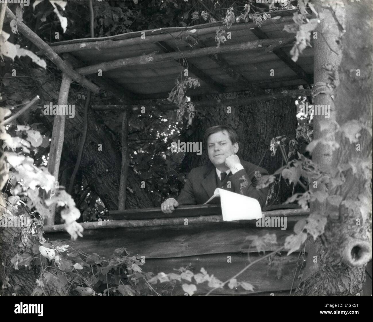 24 février 2012 - jeune Winston Churchill, joué par Warren Clarke a trouvé la solitude pour ses études est son arbre-maison de retraite. Banque D'Images