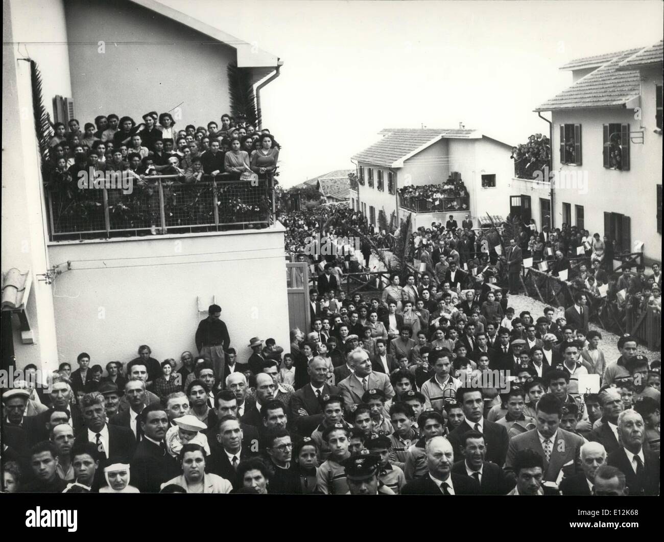 24 février 2012 - Les villageois du village de Scilla, au pied de la botte italienne près de Reggio de Calabre, foule street et d'un balcon pour assister à la cérémonie consacrant le développement de nouveaux logements et d'entrevoir de nouveaux ambassadeur américain. Banque D'Images