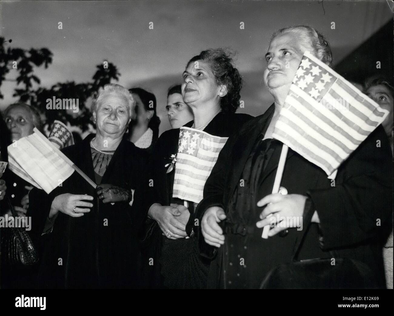 24 février 2012 - Scilla (Reddio Calabria)  = Donna di Scilla ma residenti native America Presenti alla consegns delle case del nuovo Villaggio trois femmes tenant des drapeaux américains sont natifs de Scilla qui vivent actuellement aux États-Unis, mais étaient présents à la cérémonie de la dédicace de la développement de nouveaux logements. Banque D'Images