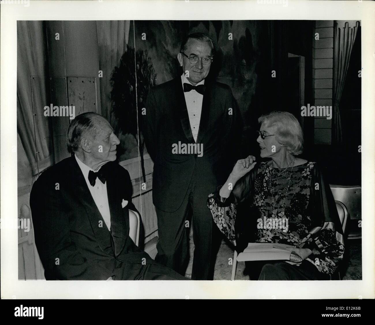 24 février 2012 - Anciens combattants de O.S.S. Le dîner de la présentation de William J. Donovan Award à l'honorable Robert D. Murphy, 18 mai 1977 - Grand Ballroom Hôtel Pierre, New York Crédit : BRIAN ALPERT-KEYSTONE OPS : ROBERT D. MURPHY-ancien chef de la CIA WILLIAM E. COLBY- MME. CLAIRE BOOTH LUCE Banque D'Images