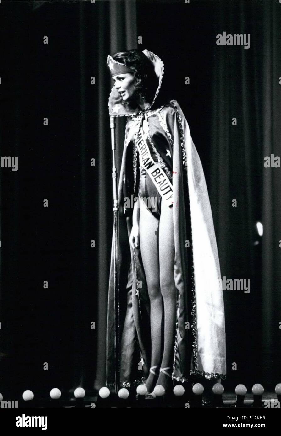 24 février 2012 - '77 Concours International de Miss Monde à Tokyo le monde Miss International Contest a eu lieu au théâtre à Tokyo le 1 juillet avec la participation de 48 pays. Après un tri rigoureux Mlle Pilar Medina de Canadell Espagne a été choisi cette année, le Miss International. Elle est une secrétaire de 21 ans. Les gagnants sont : Mme Dagmar Winkler (23) de l'Allemagne de l'Ouest pour la deuxième place, Miss Indri Hapsari Soeharto (18), un étudiant de l'Indonésie pour la troisième place, Mlle Prunella Julie Nickson (18), un modèle d'Hawaï pour la quatrième place, Mlle Laura Jean Bobbitt (19) un enseignant. Banque D'Images