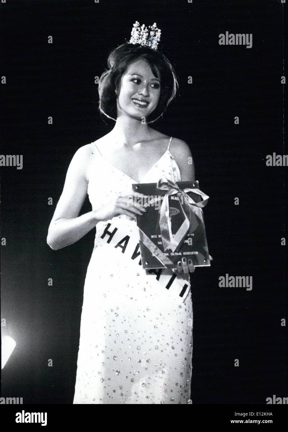 24 février 2012 - '77 Concours International de Miss Monde à Tokyo le monde Miss International Contest a eu lieu au théâtre à Tokyo le 1 juillet avec la participation de 48 pays. Après un tri rigoureux Mlle Pilar Medina de Canadell Espagne a été choisi cette année, le Miss International. Elle est une secrétaire de 21 ans. Les gagnants sont : Mme Dagmar Winkler (23) de l'Allemagne de l'Ouest pour la deuxième place, Miss Indri Hapsari Soeharto (18), un étudiant de l'Indonésie pour la troisième place, Mlle Prunella Julie Nickson (18), un modèle d'Hawaï pour la quatrième place, Mlle Laura Jean Bobbitt (19) un enseignant. Banque D'Images